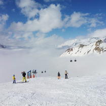 Skier au dessus des nuages