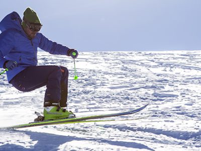 homme en train de skier sur les pistes