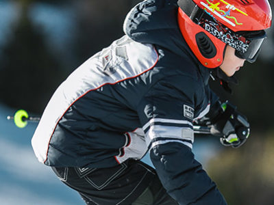 Photo d'un enfant en train de skier