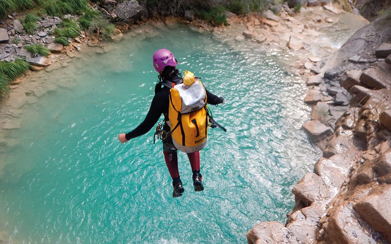 Randonneur canyoning en plein saut