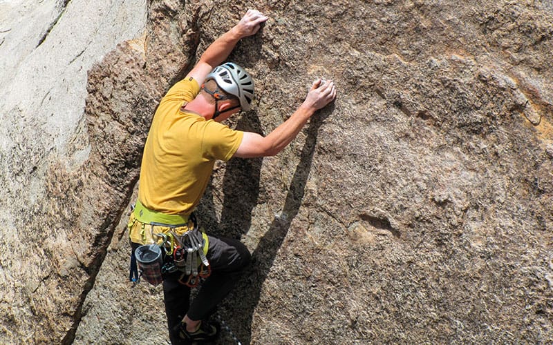 Grimpeur en plein milieu d'une falaise