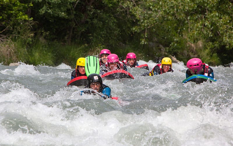 Groupe hydrospeed en plein balade sensation