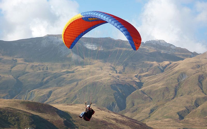 Parapente en plein vol dans les montagne de Tignes