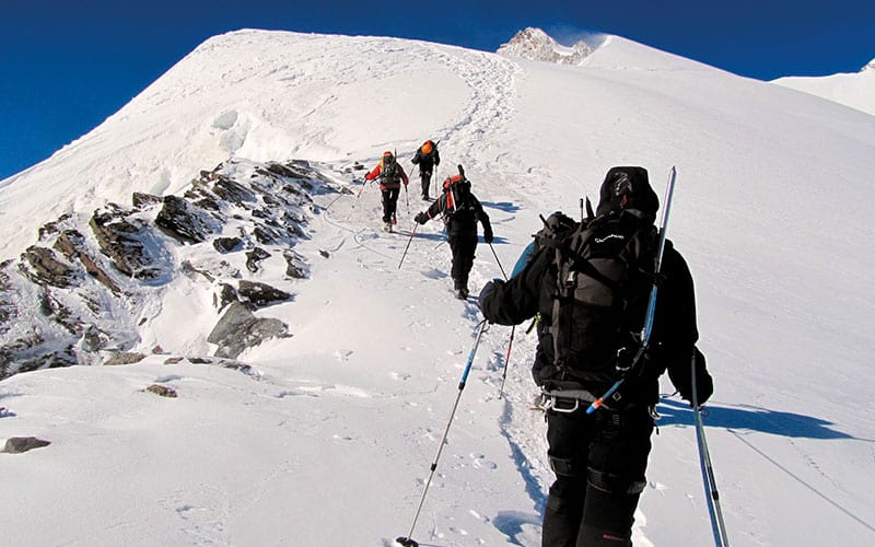 Groupe de randonneurs en plein glacier